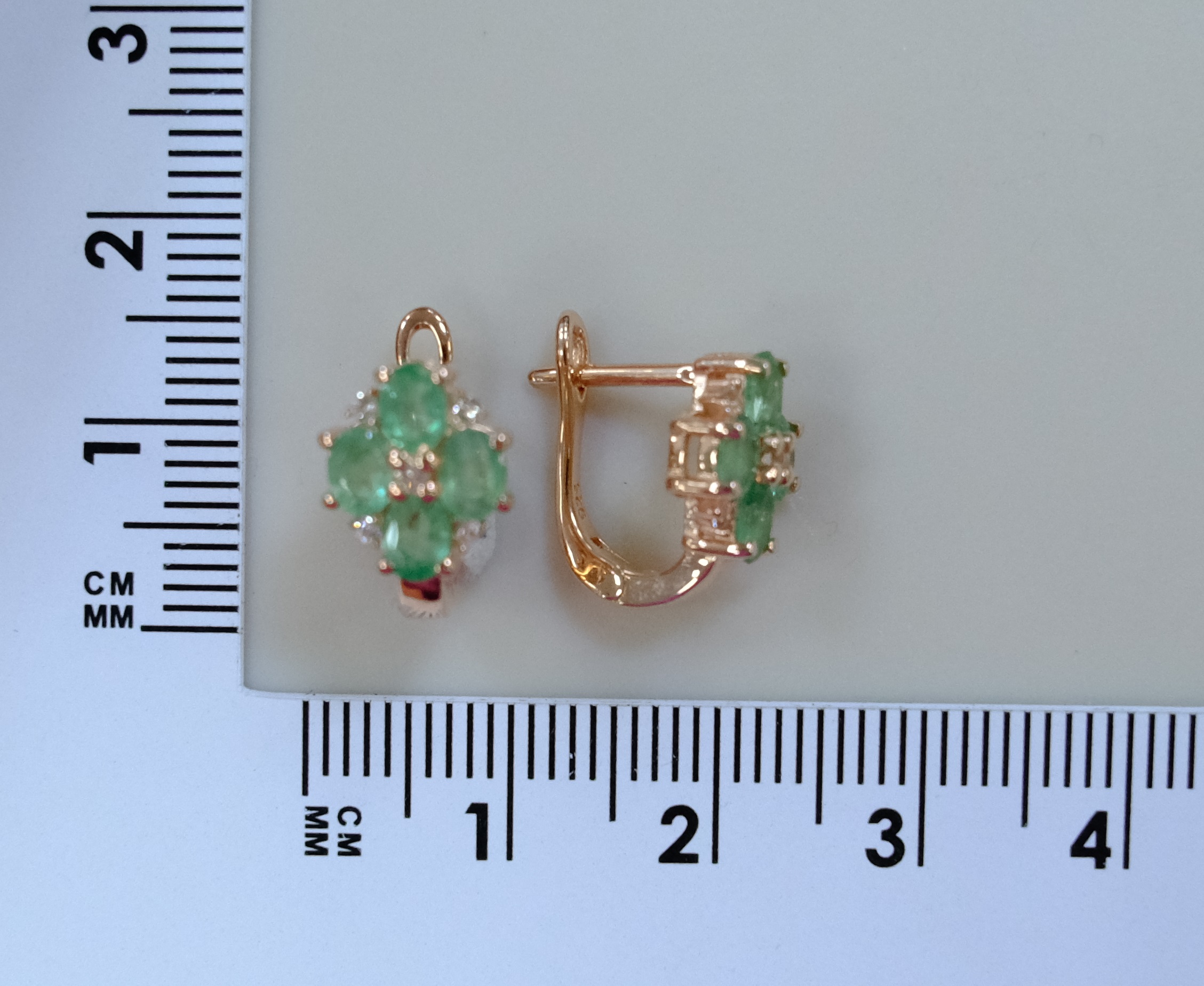 Серебряные серьги с изумрудами